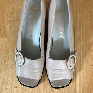 Delman women’s Sz 9.5M beige Italian leather peep toe block heel shoes